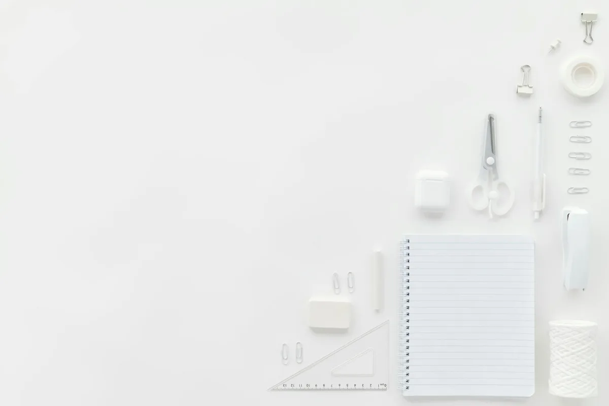 Cancelleria bianca su scrivania minimale composizione piatta