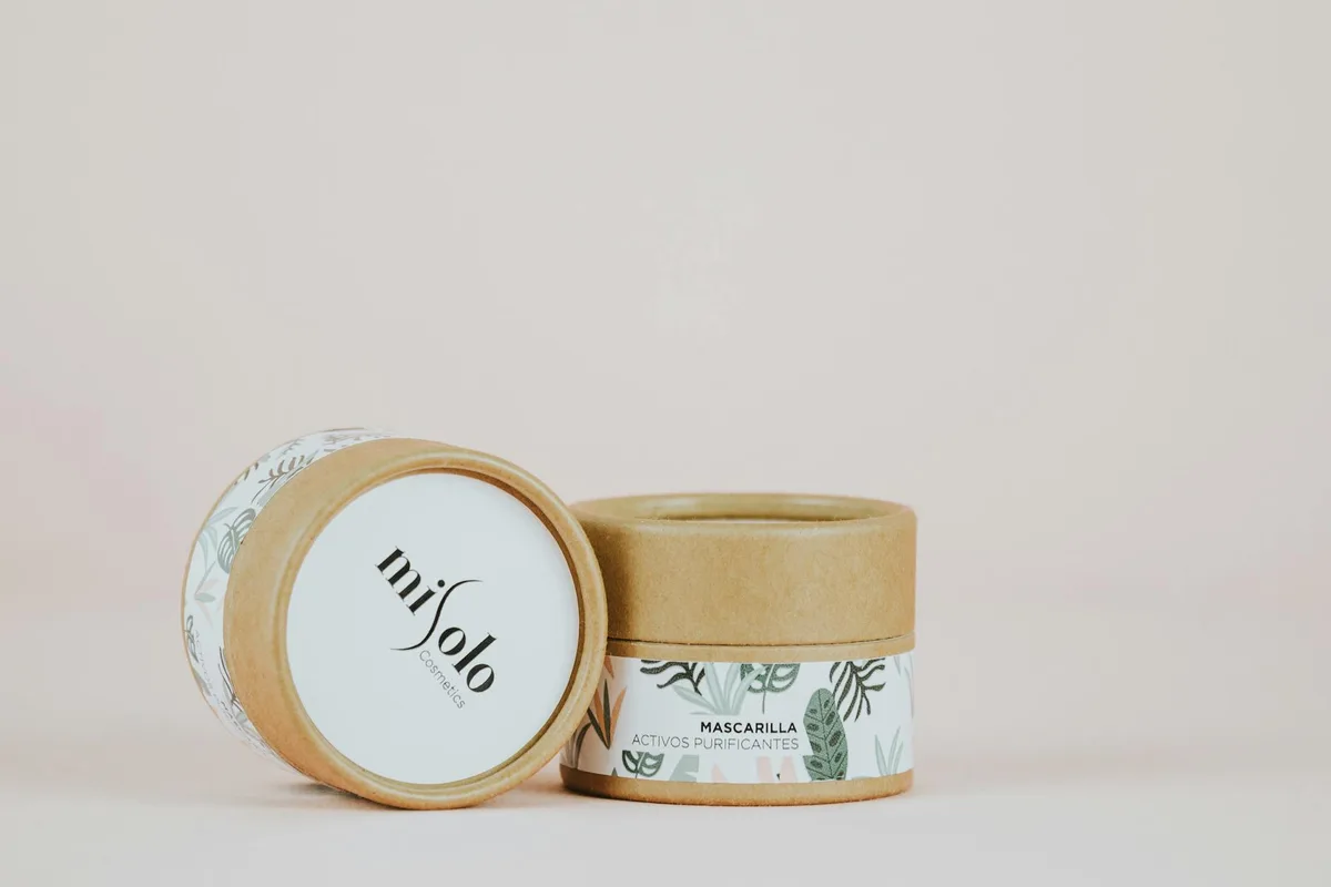 고품질 제품 사진, 미니멀 스킨케어 패키지, 친환경 브랜드