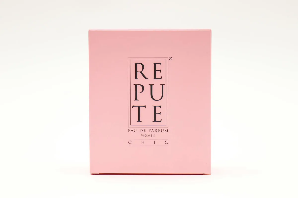 Design minimalista di una scatola di profumo di lusso rosa con la scritta 'REPUTE'