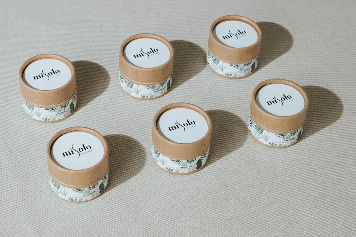 Sechs umweltfreundliche Kosmetikbehälter für minimalistische Produktpräsentation