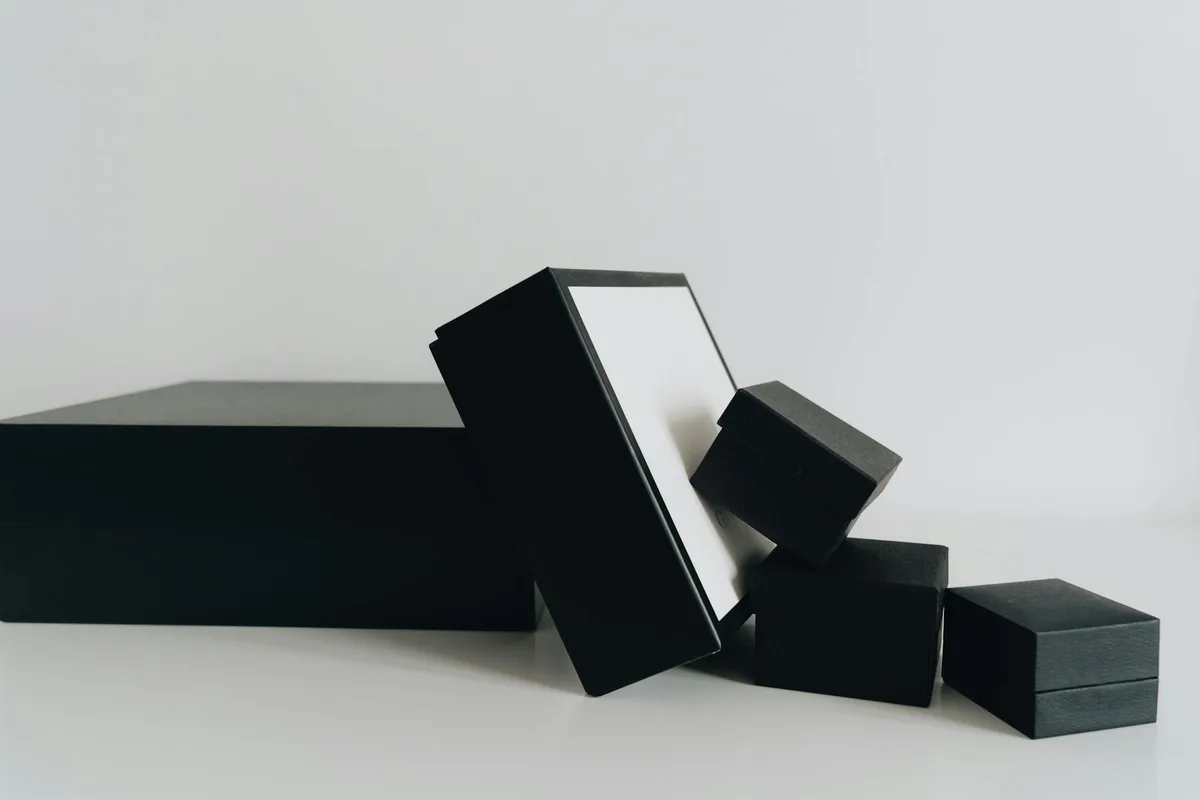 Disposizione sofisticata di scatole nere su sfondo bianco per design minimalista