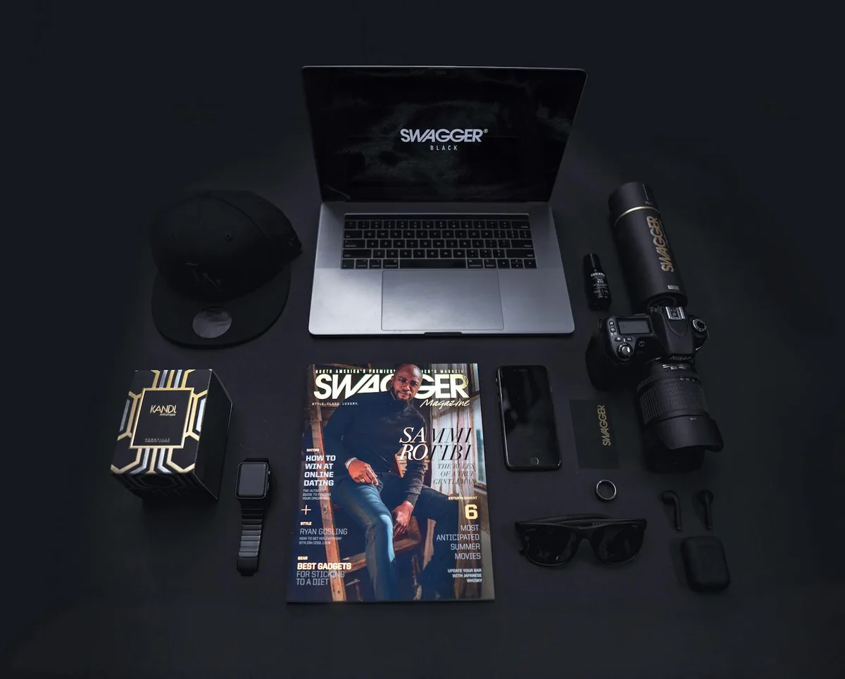 Stilvolles Flatlay mit Technik-Gadgets und Zubehör auf dunklem Hintergrund