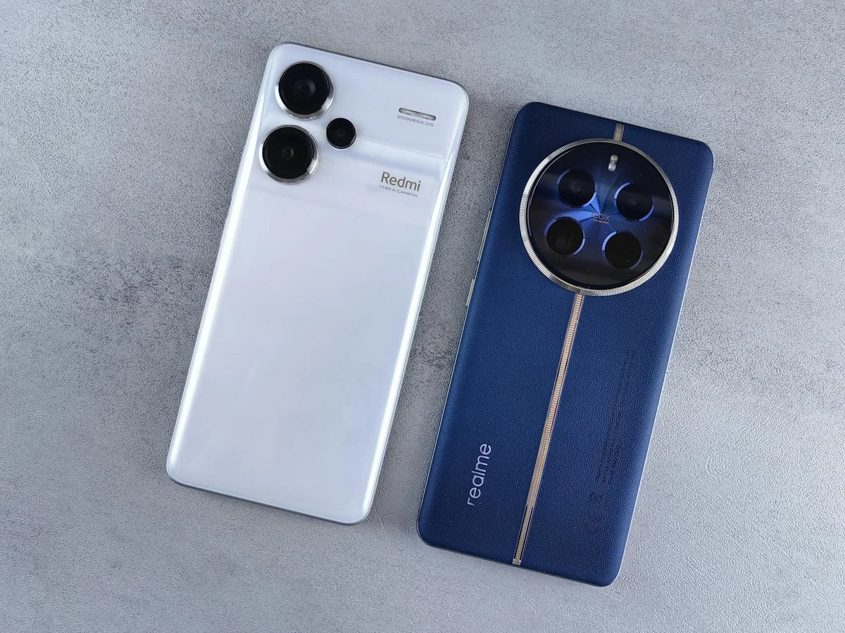 Due smartphone bianco e blu su sfondo grigio texture.