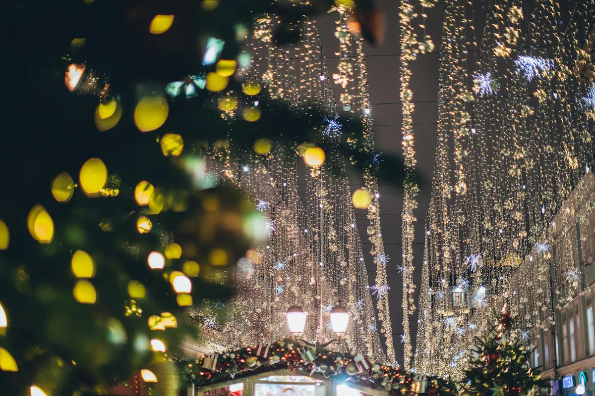 Rue décorée, lumières de Noël scintillantes et ornements festifs, ambiance hivernale