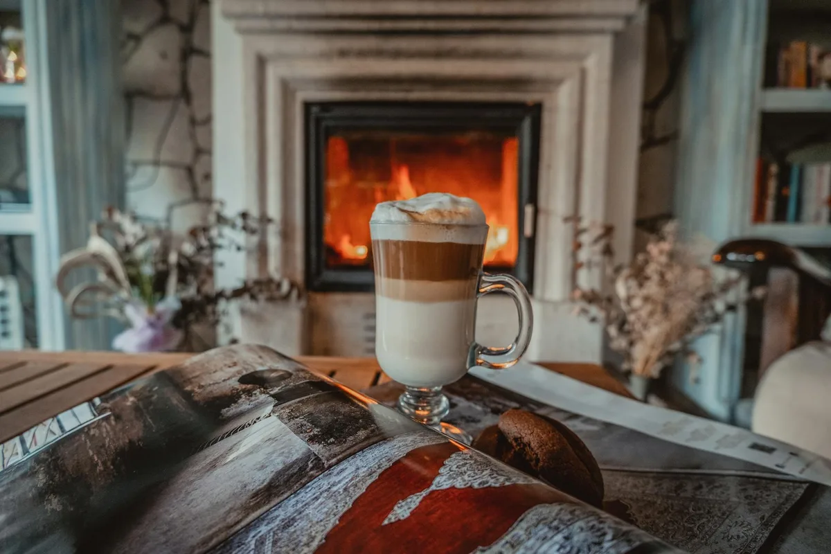 카푸치노와 벽난로: 따뜻하고 편안한 분위기를 연출하는 이미지