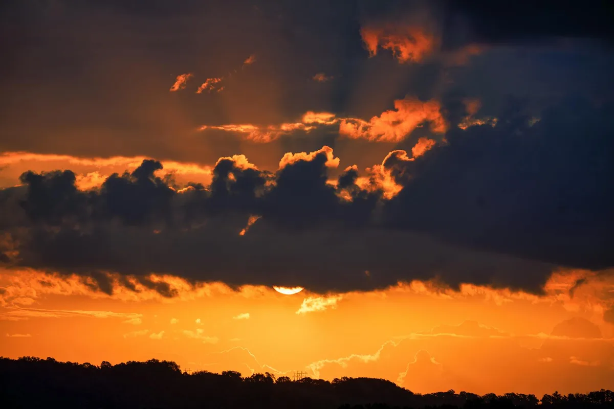 Lebendiger Sonnenuntergang über Kellogg, MN mit dramatischen Wolken