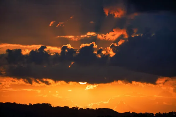 Tramonto vibrante e drammatico su Kellogg, MN, con nuvole e cielo luminoso