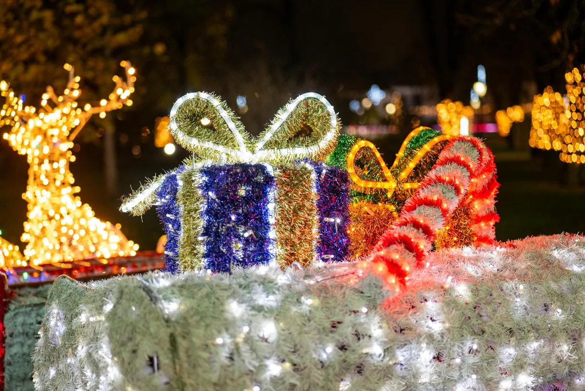 Cadeaux de Noël et rennes lumineux colorés la nuit à Bjelovar, Croatie