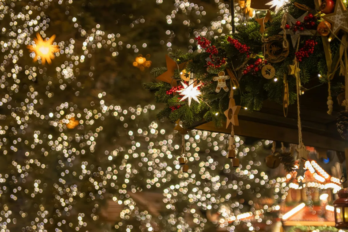 Festliche Dekoration und Bokeh-Lichter auf dem Striezelmarkt in Dresden