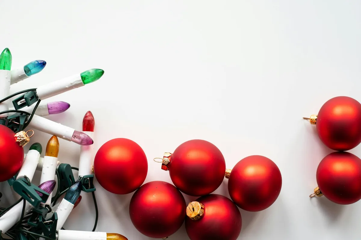 白色背景上的节日红色装饰与彩灯：假日装饰灵感