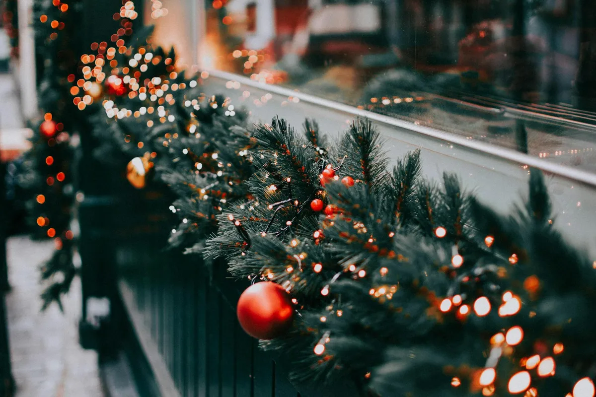 クリスマスガーランドと灯りが彩る窓辺の風景