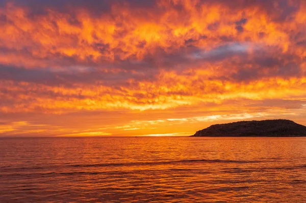Lebendiger Sonnenuntergang über dem Ozean in Mazatlán, Mexiko