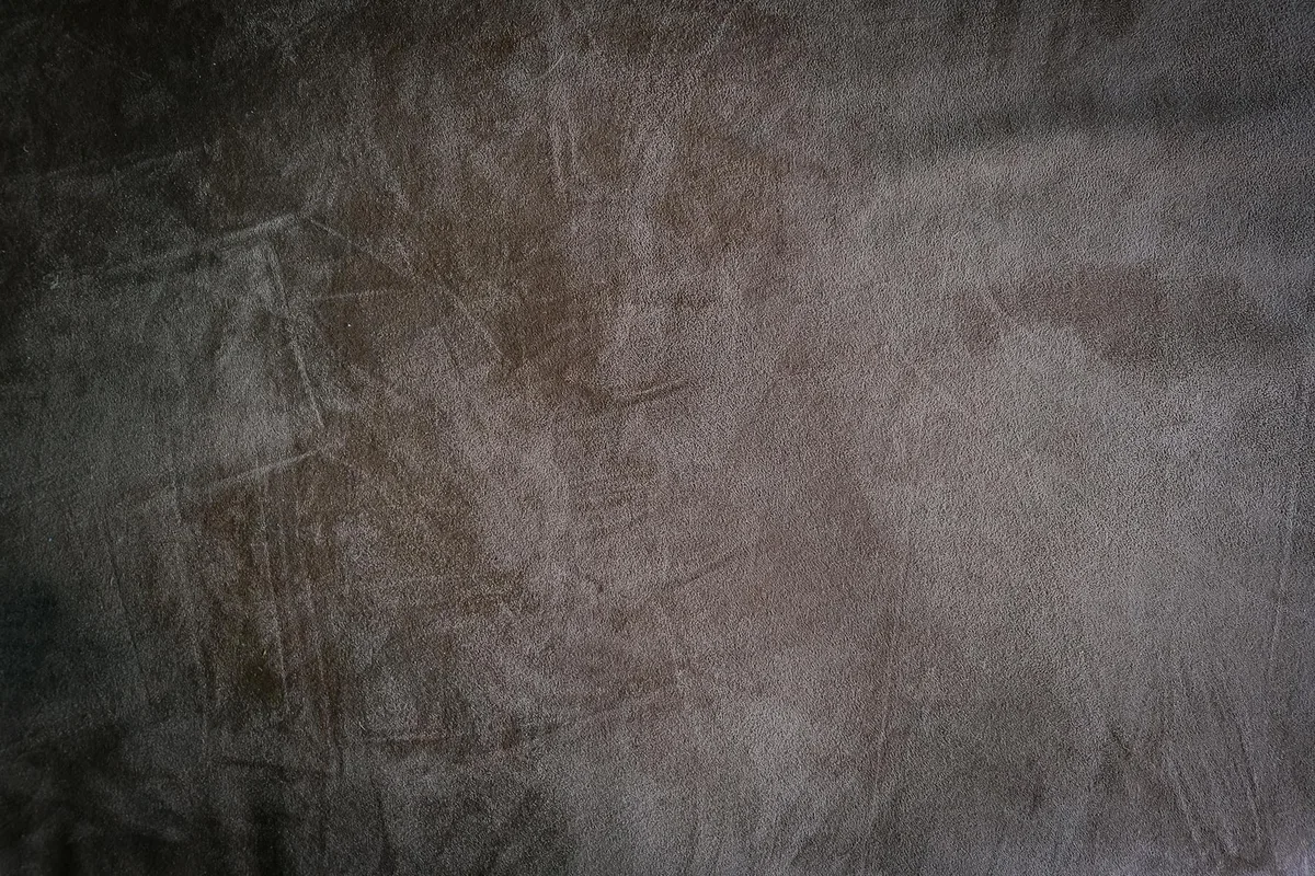 Primo piano di pelle scamosciata marrone con texture ricca e motivi intricati