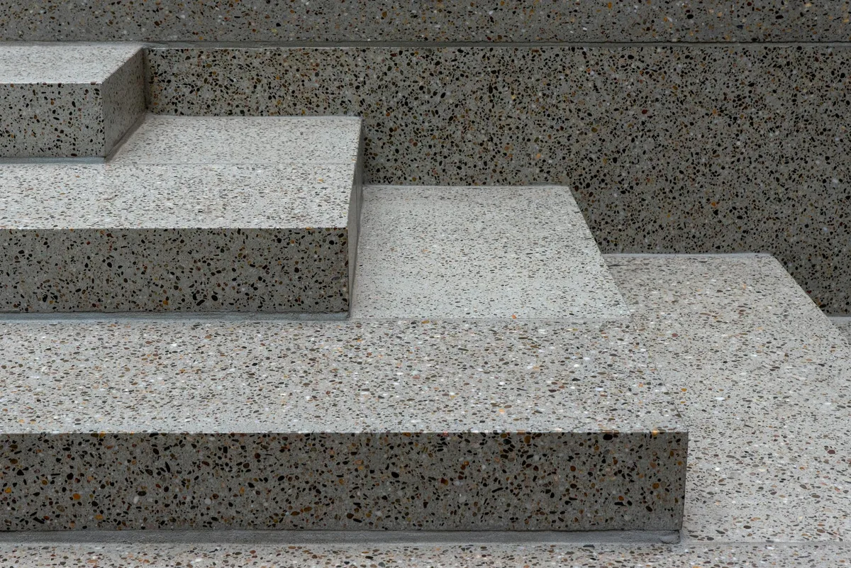 Detailaufnahme von Terrazzo-Treppenstufen mit moderner Architektur und Struktur