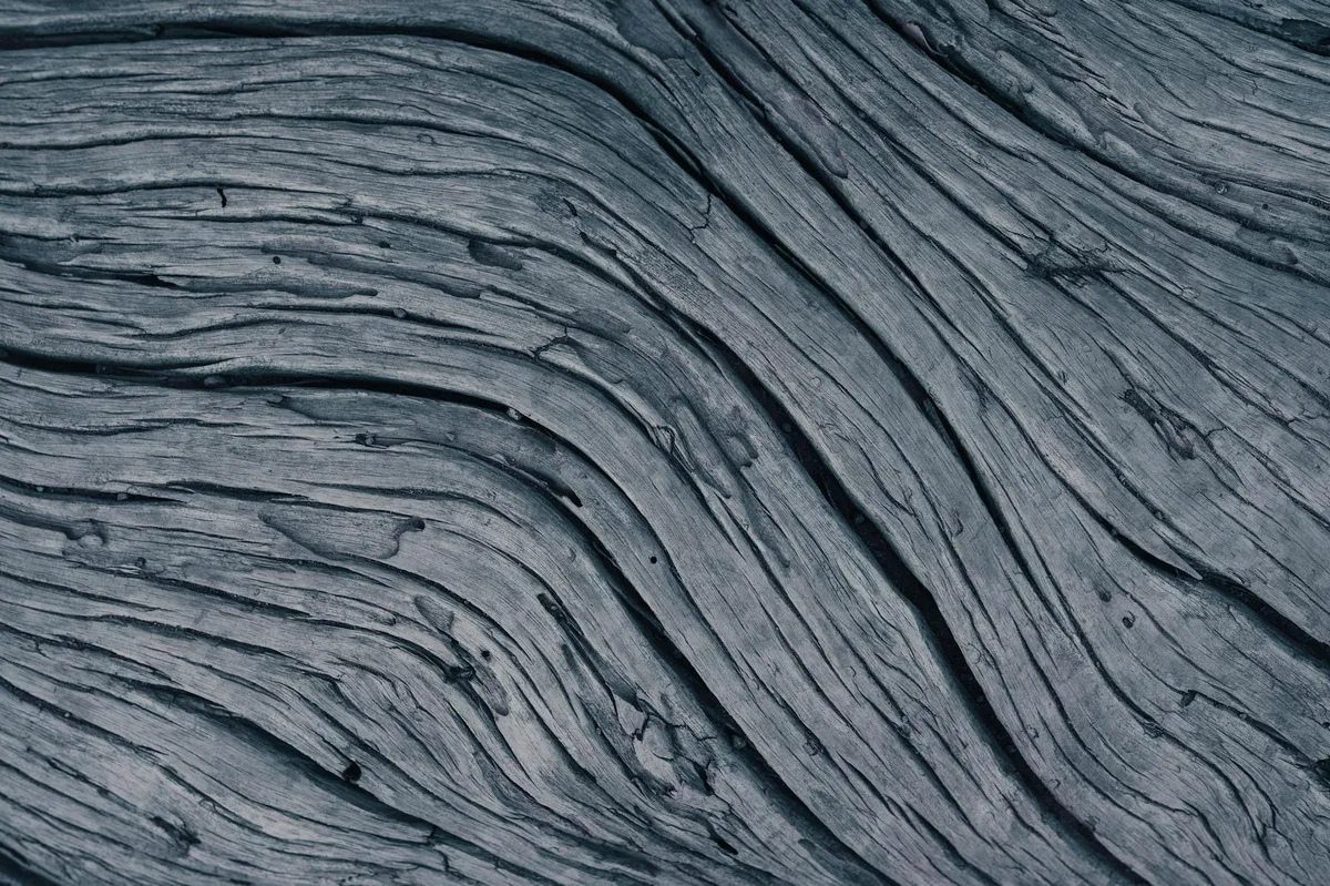 Primo piano astratto di legno con venature curve per sfondi