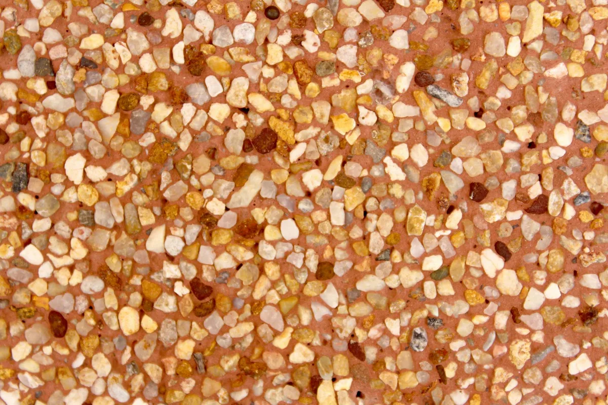 Helle Natursteinmosaikoberfläche ideal für Designprojekte.