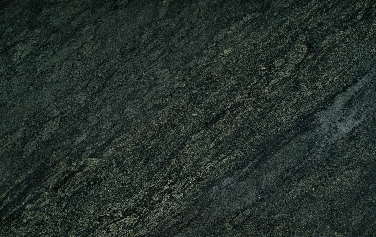 Primo piano di pietra scura con texture ruvida e pattern distinti