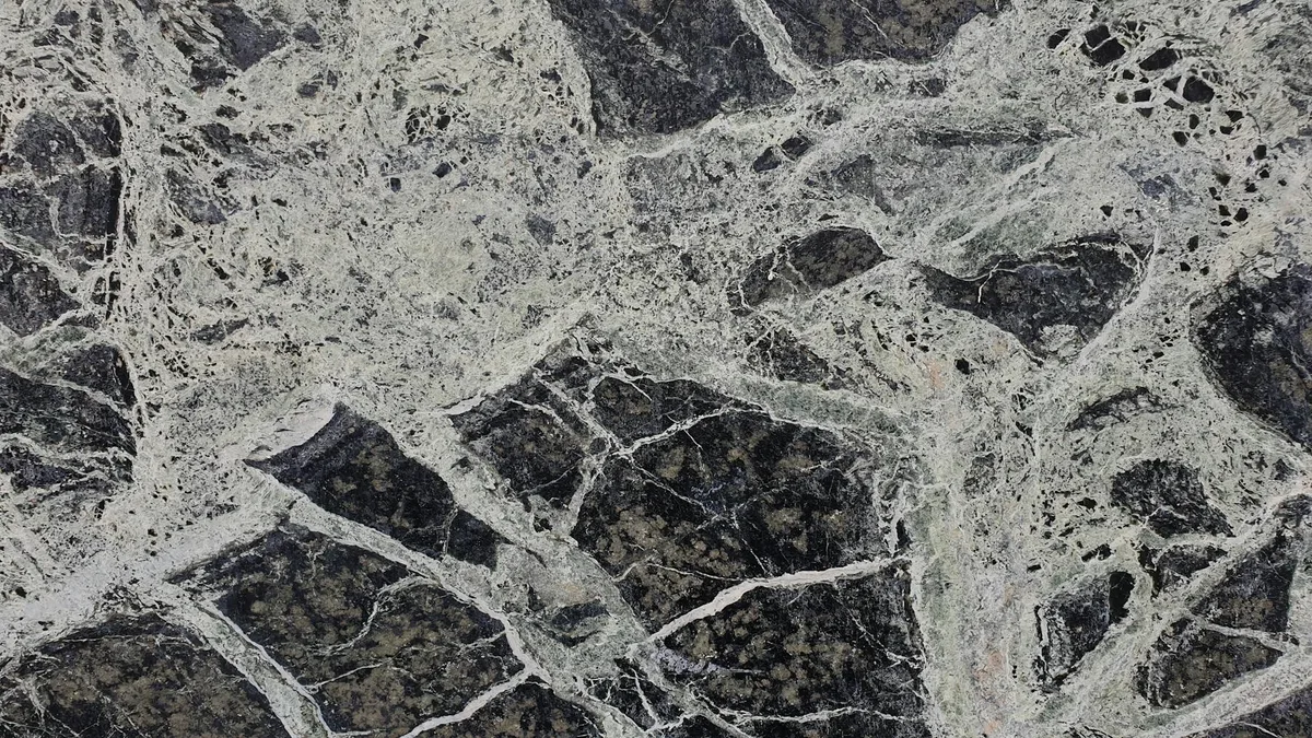 Primo piano di marmo naturale con texture e pattern bianchi e neri