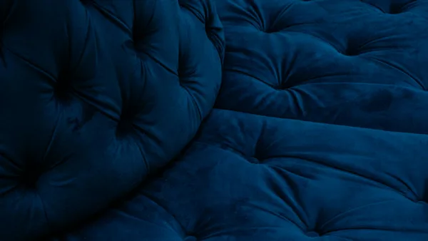Primo piano di cuscino di velluto blu con texture morbida e design elegante