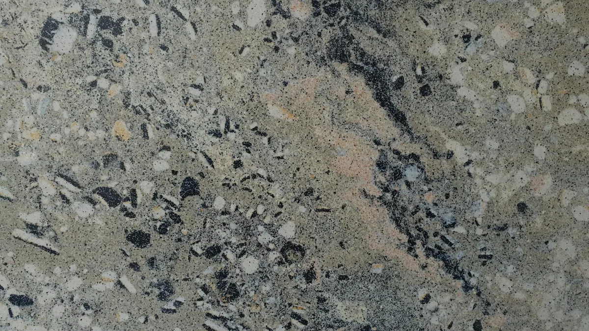 Primo piano di superficie granitica strutturata con motivo naturale