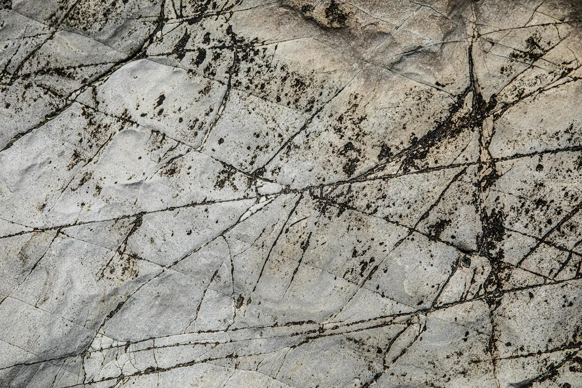 Primo piano di marmo crepato con pattern e texture intricati