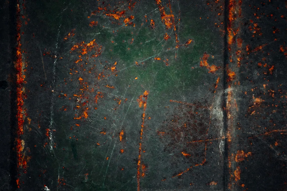 Primo piano superficie metallica arrugginita e degradata texture industriale