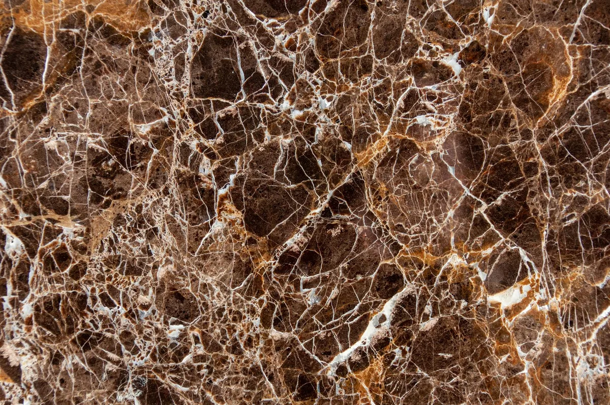 Primo piano di marmo marrone dettagliato con texture e venature intricate