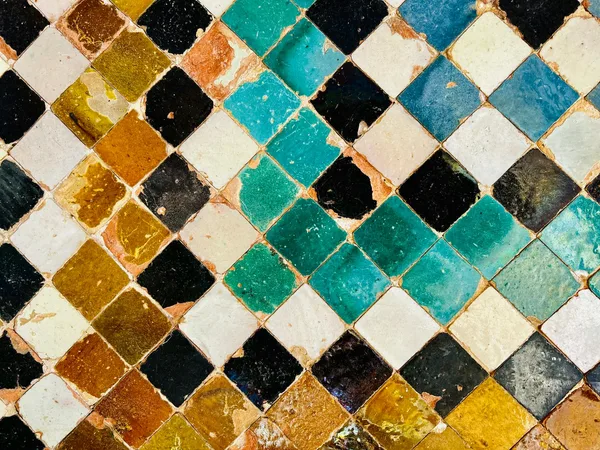 Pattern di piastrelle a mosaico con forme geometriche e colori vivaci