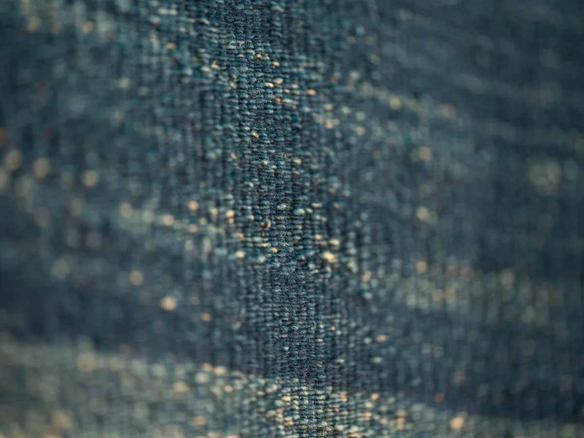 Primissimo piano texture tessuto blu intrecciato, ideale per sfondi design.