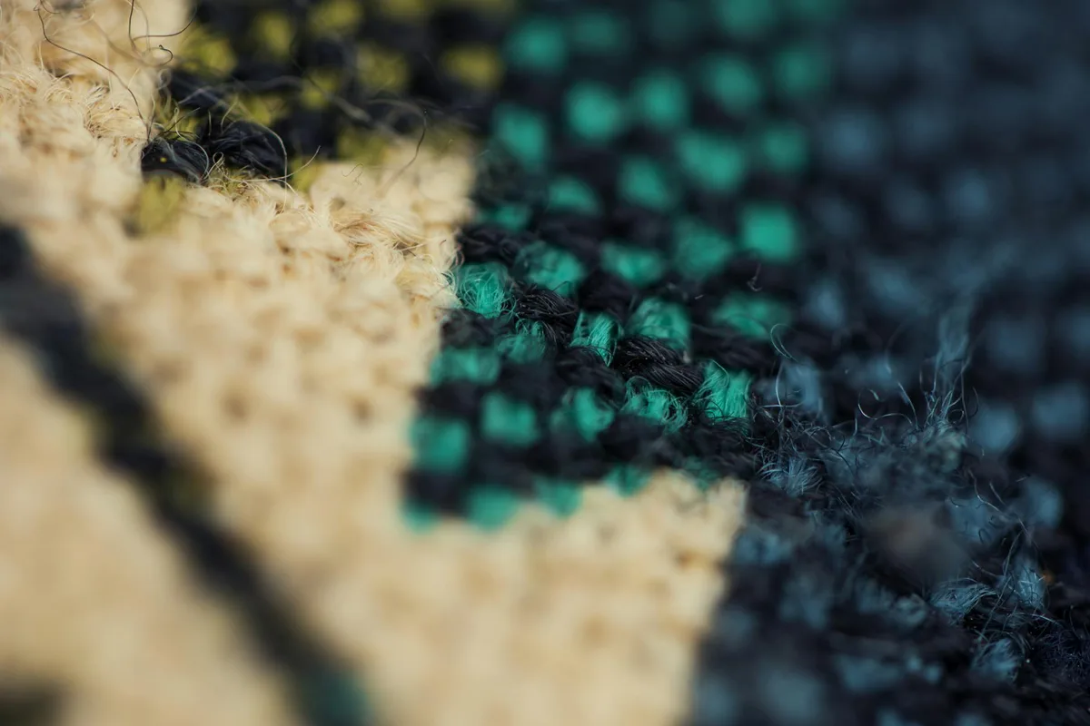 Macro di tessuto intrecciato con fili colorati e motivi strutturati