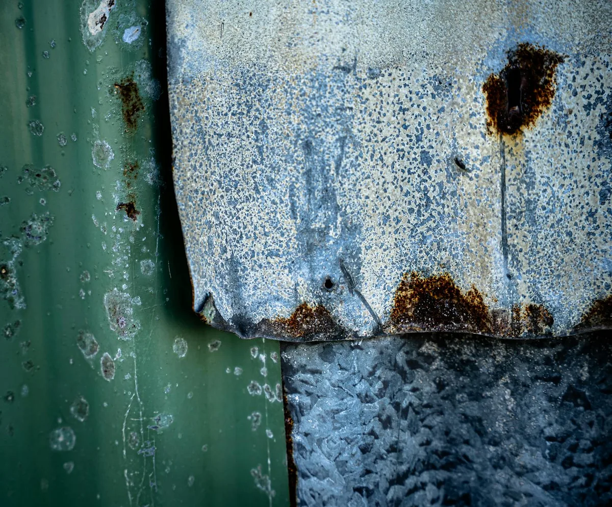 Textura detalhada de metal corrugado enferrujado com pátina e deterioração