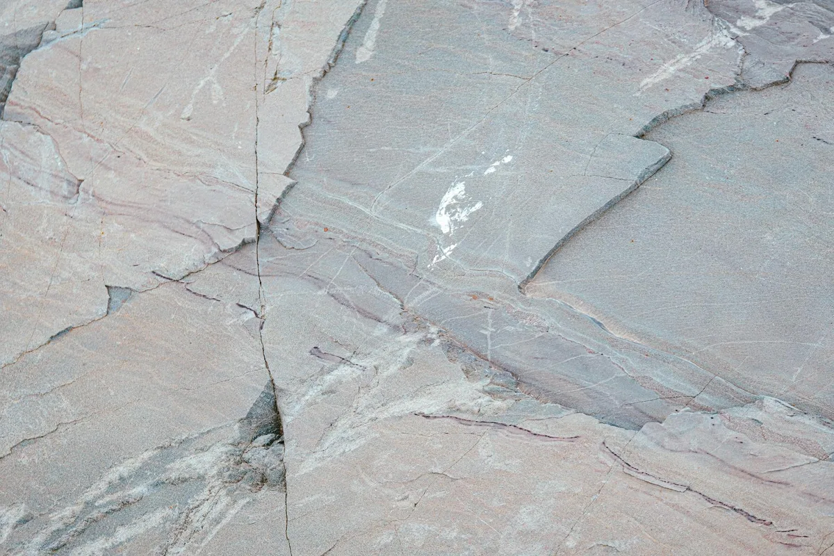 Primo piano di superficie rocciosa astratta con crepe e pattern naturali