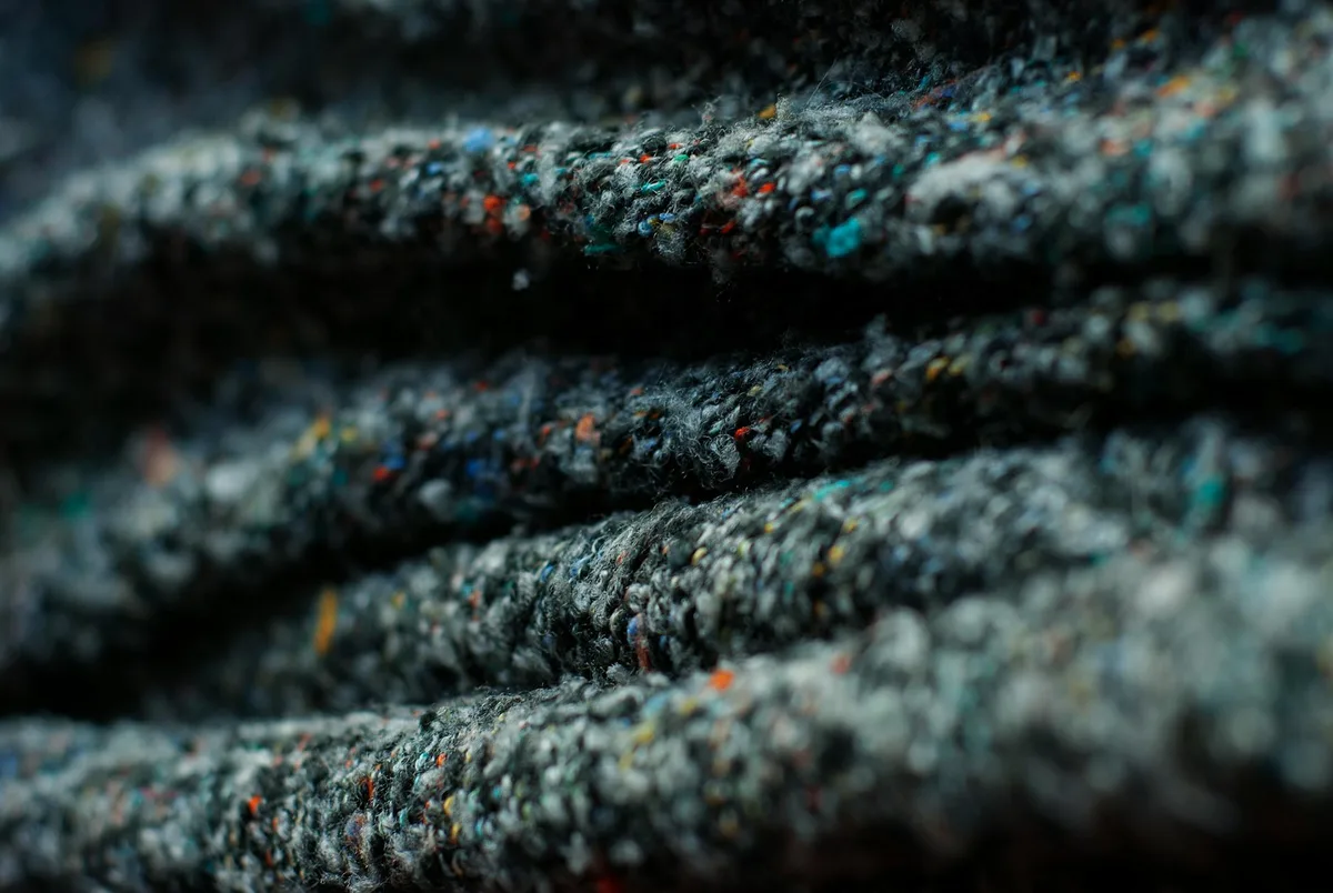 Vista dettagliata tessuto lana multicolore con motivo e colori vivaci