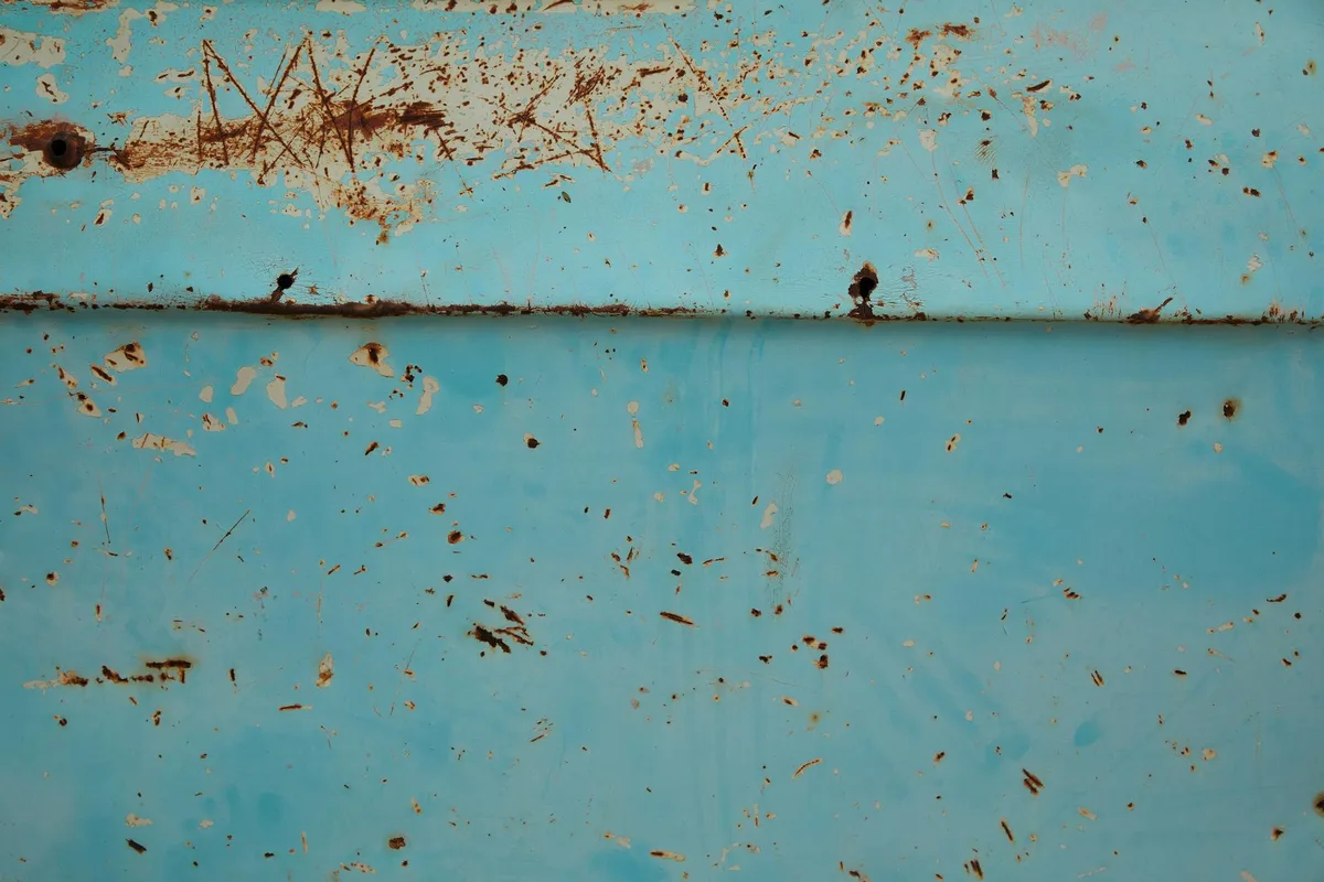 Vecchia superficie metallica blu arrugginita con graffi in casa abbandonata