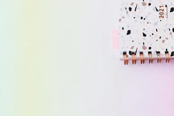 Agenda 2021 con copertina terrazzo su sfondo pastello