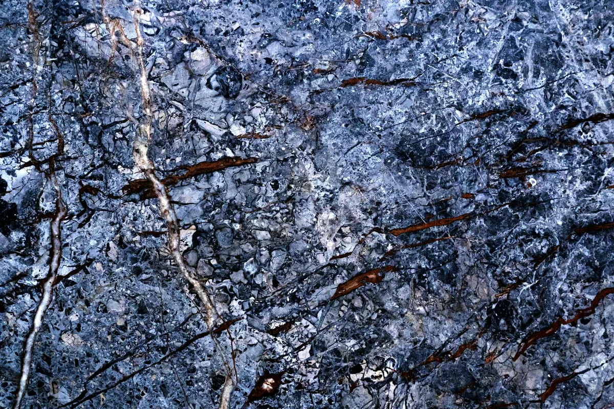 Vista dall'alto di superficie testurizzata setolosa con tonalità argento e blu cadetto