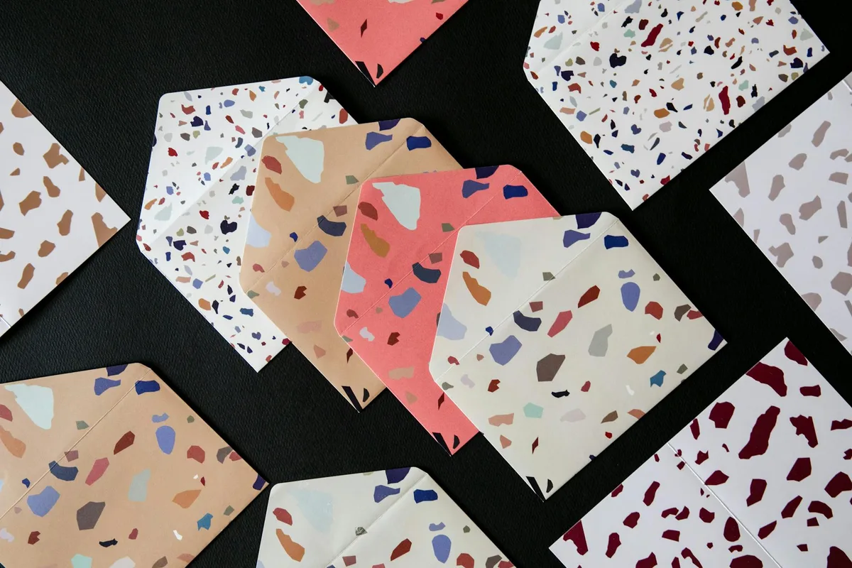 Buste con motivo terrazzo vivace in salmone scuro su sfondo nero