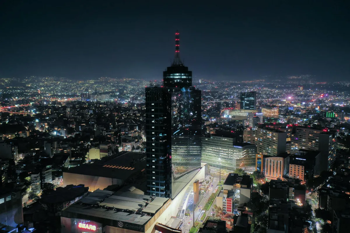 Vista aérea nocturna de un horizonte urbano con luces brillantes
