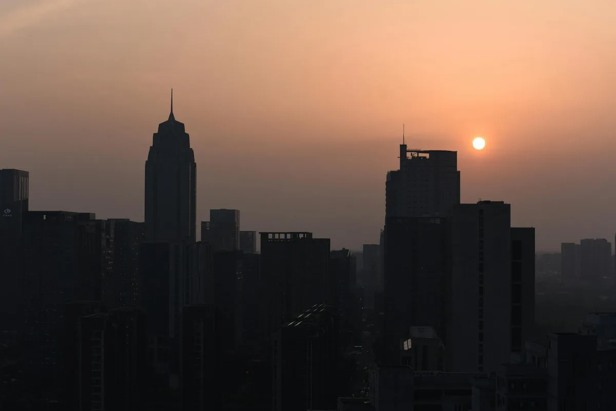 Stadtsilhouette gegen lebhaften Sonnenuntergang – Reisefarben