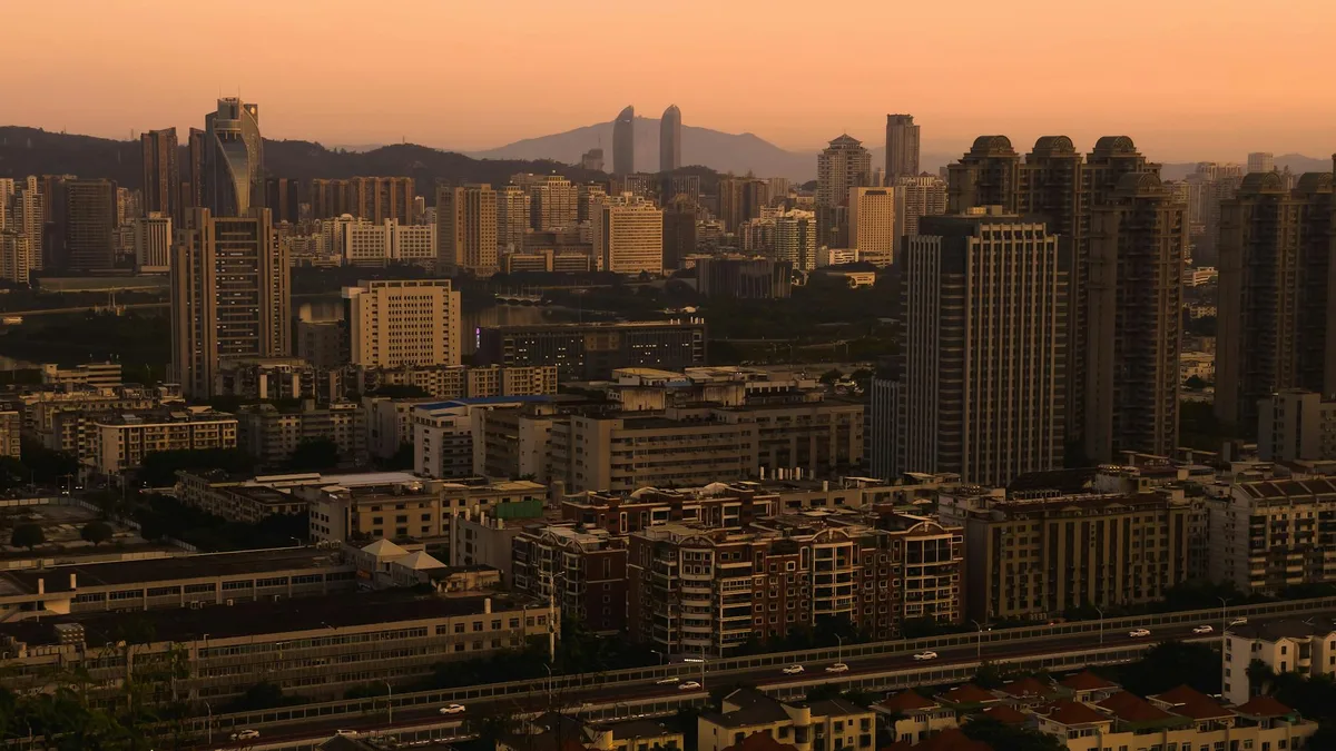Horizonte de Xiamen con rascacielos y estructuras urbanas al anochecer