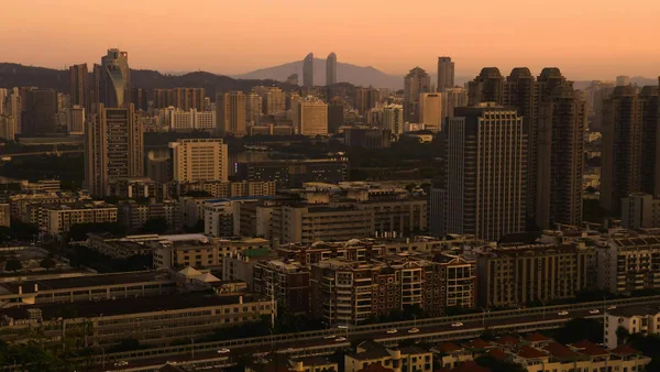 Xiamen Skyline mit Wolkenkratzern bei Dämmerung – Reisefarben