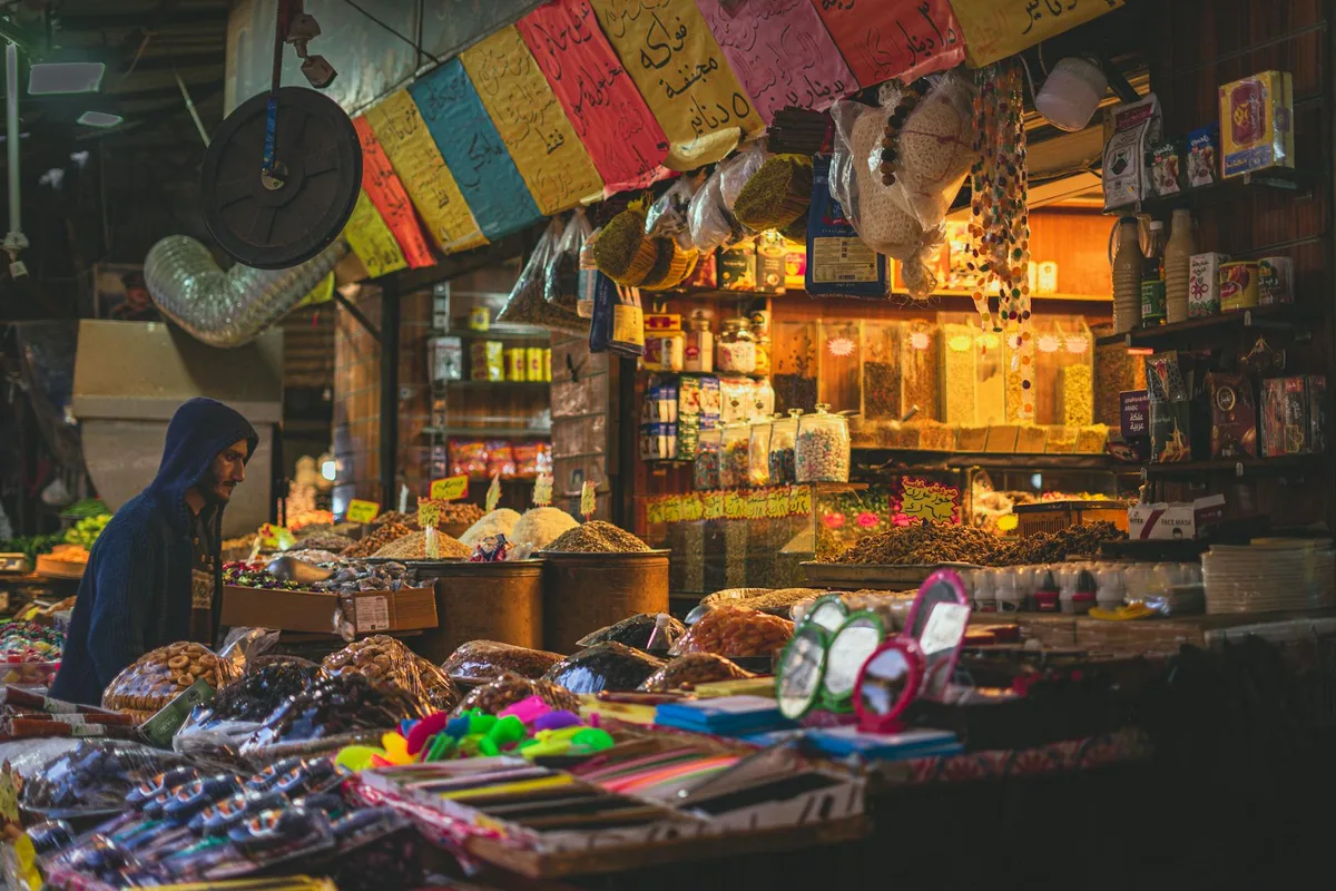 Marché animé d’Amman avec produits traditionnels du Moyen-Orient