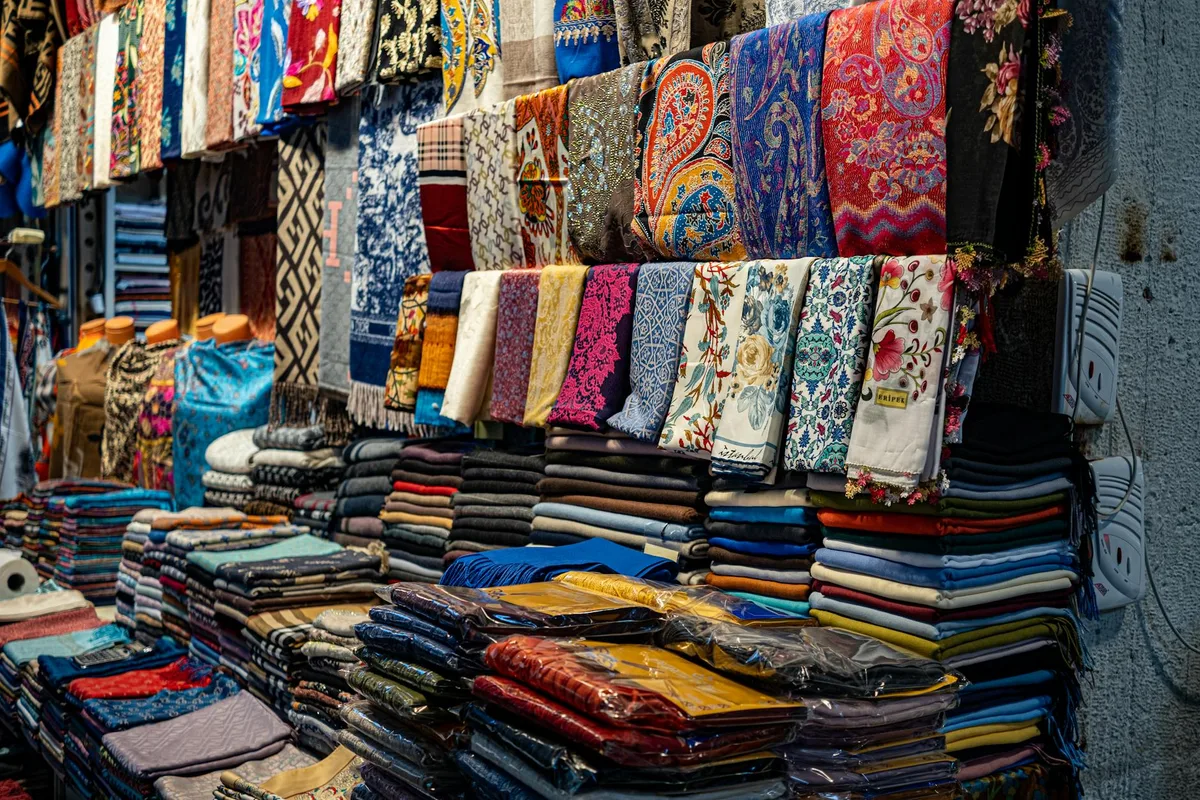 Tessuti e sciarpe colorati esposti in un mercato di Istanbul, che mostrano la cultura locale.