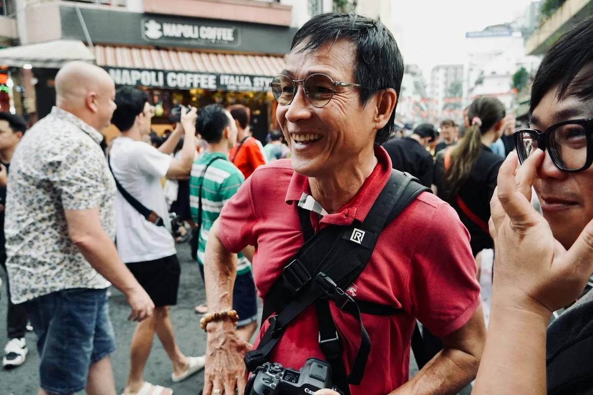 祭りで笑顔の写真家がいる賑やかな街角の風景