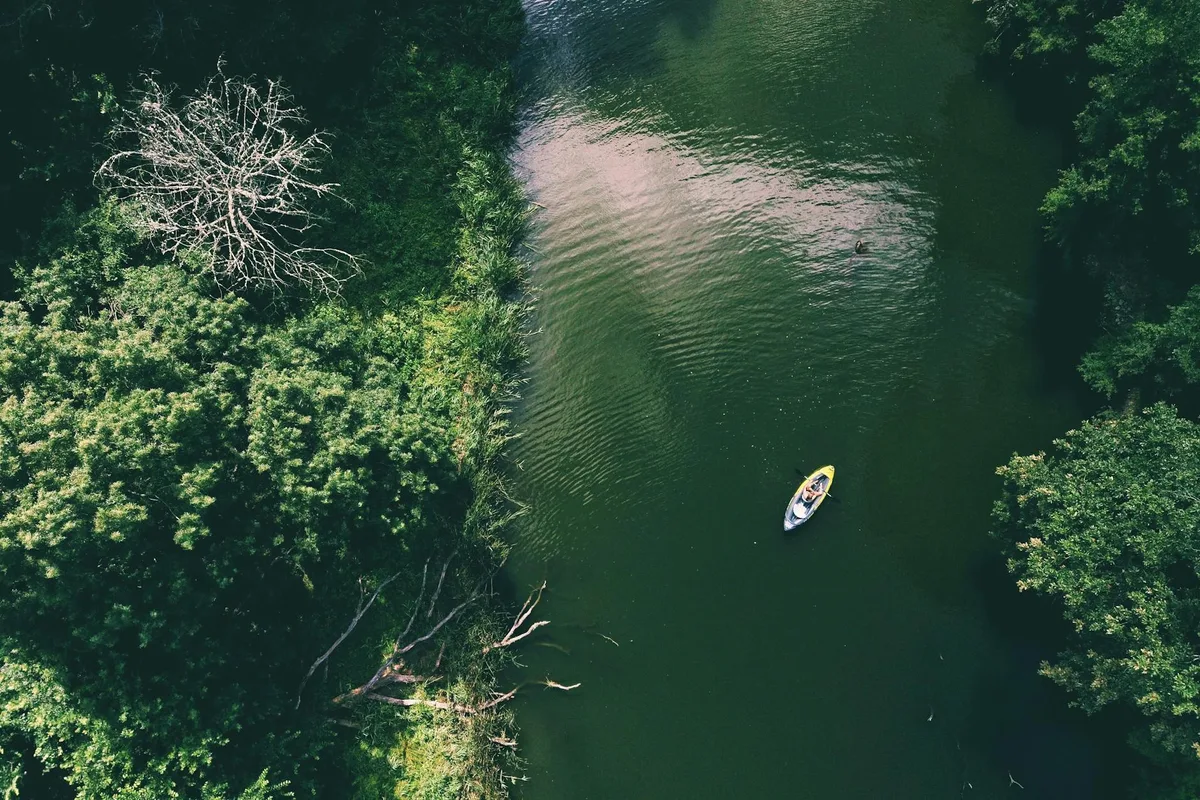 Kayak su fiume sereno tra foreste in Bulgaria