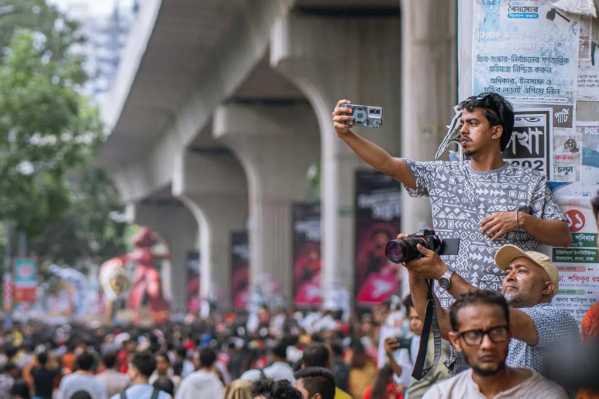 Lebendiges Straßenfest mit Menschenmenge, die Momente mit Kameras festhält