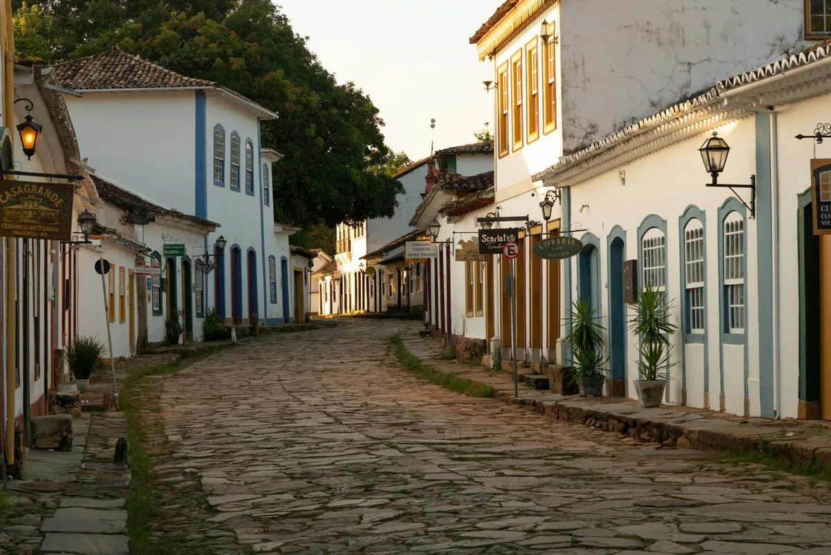 Strada acciottolata serena con edifici coloniali colorati in una storica città brasiliana.