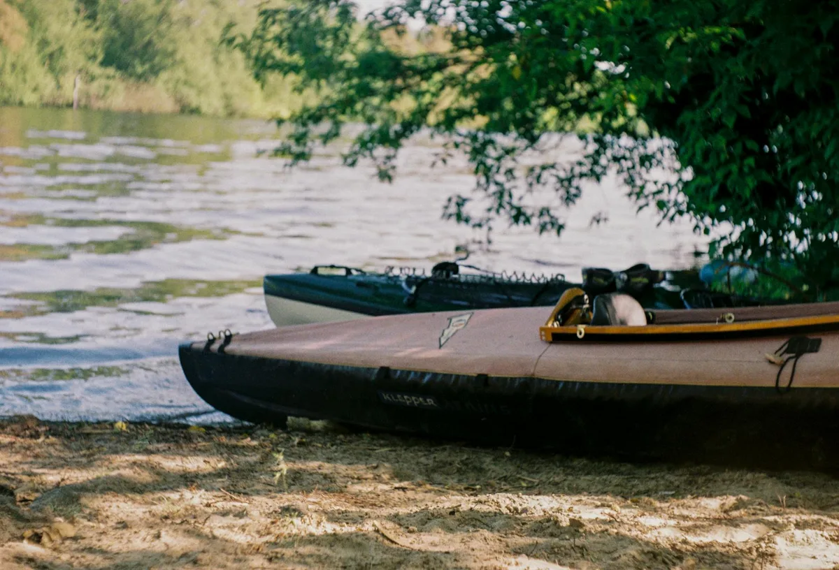 Kayak sulla riva del fiume sotto alberi rigogliosi a Berlino