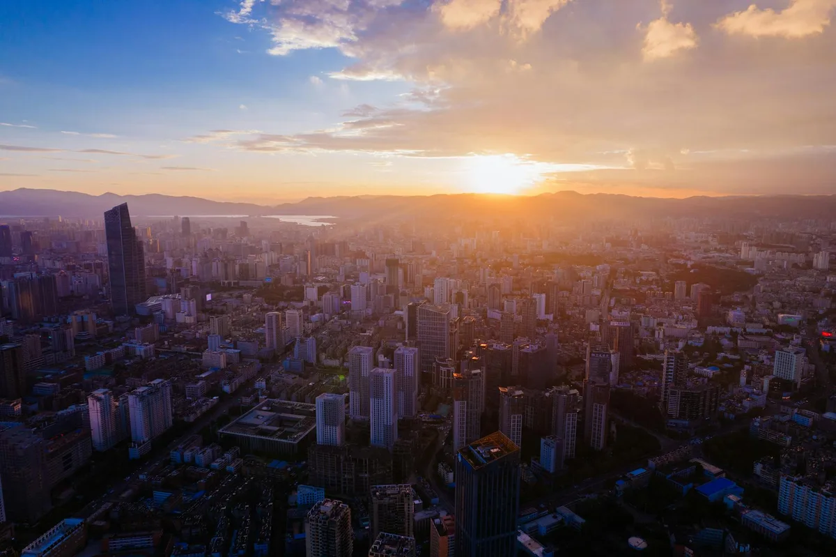 일몰 속 마천루 도시 항공 뷰