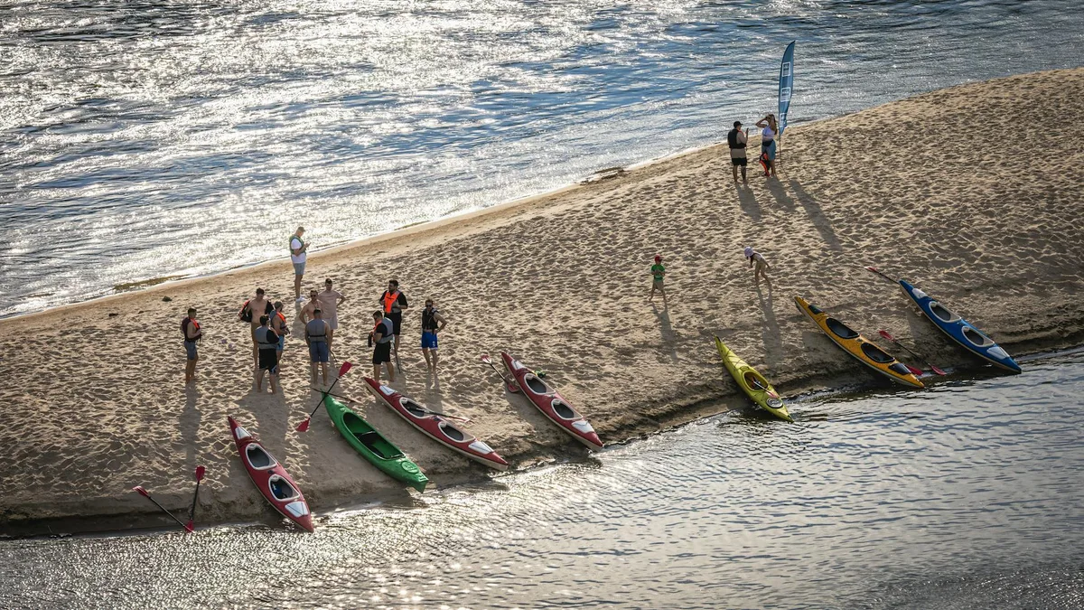 Vista aerea di un gruppo che prepara kayak su spiaggia sabbiosa a Varsavia, Polonia